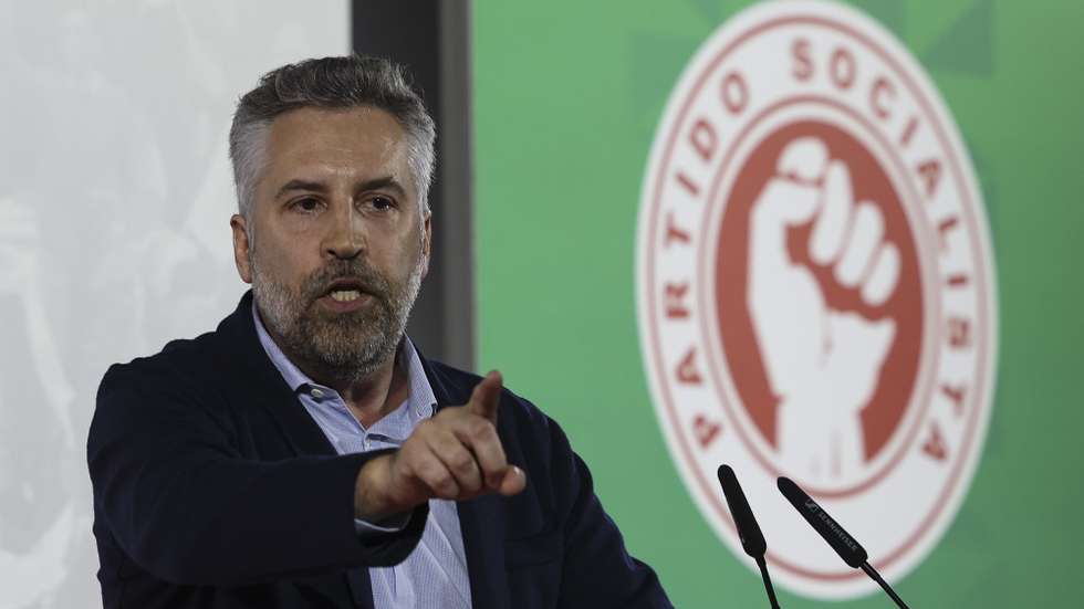 O secretário-geral do Partido Socialista (PS), Pedro Nuno Santos, durante a intervenção na sessão de apresentação dos candidatos autárquicos pelo distrito de Coimbra, no pavilhão de Portugal, em Coimbra, 29 de março de 2025. PAULO NOVAIS/LUSA