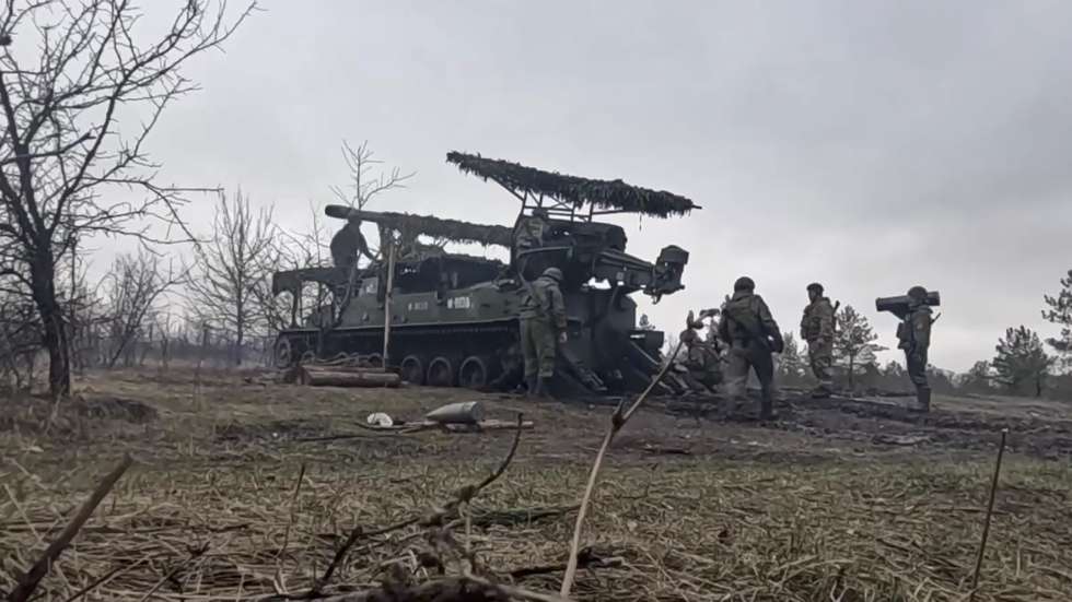 epa12001278 A still image taken from an undated handout video provided by the Press Service of the Russian Ministry of Defence on 31 March 2025 shows Russian soldiers operating a 152 mm self-propelled gun 2S5 'Giatsint-S' before firing toward Ukrainian positions at an undisclosed location in Ukraine.  EPA/RUSSIAN DEFENCE MINISTRY PRESS SERVICE HANDOUT -- MANDATORY CREDIT -- BEST QUALITY AVAILABLE -- HANDOUT EDITORIAL USE ONLY/NO SALES