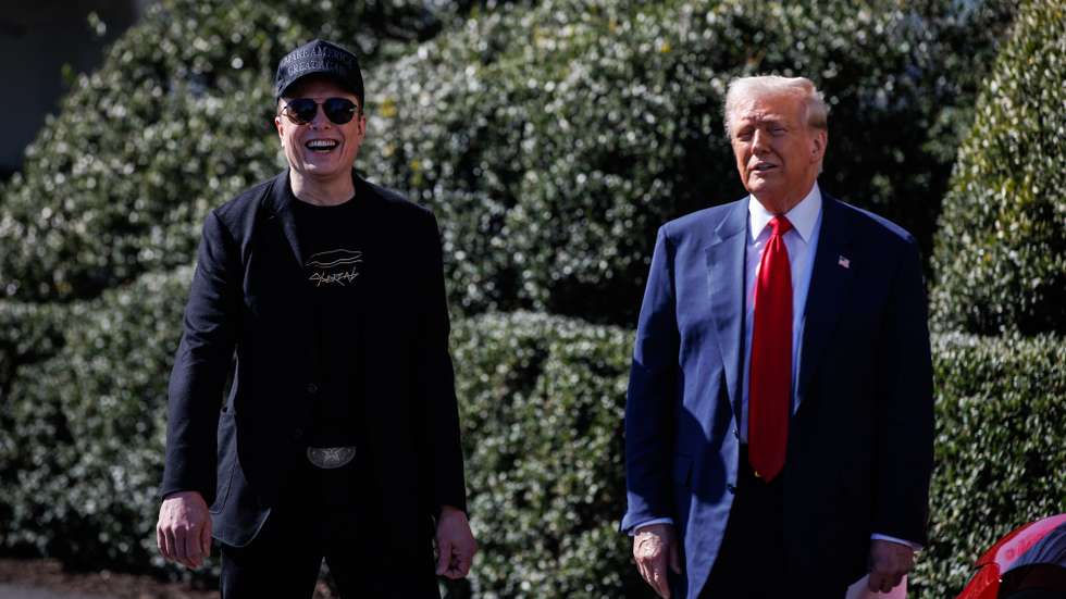 epa11957120 US President Donald Trump (R) speaks in front of a group of Tesla vehicles with Tesla CEO and Senior Advisor to the President of the United States Elon Musk (L) and his son, X, on the South Lawn of the White House in Washington, D.C., USA, 11 March 2025. President Trump has said he will buy a Tesla to support Tesla and Elon Musk after recent attacks on Tesla charging stations and calls for boycotts of Tesla products.  EPA/SAMUEL CORUM / POOL