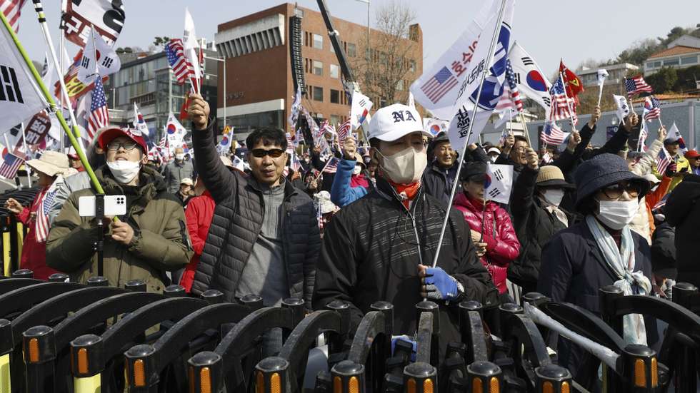 epa12008483 Supporters of impeached South Korean President Yoon Suk Yeol hold a rally near the presidential residence in Seoul, South Korea, 04 April 2025. The Constitutional Court is set to rule on 04 April on whether to reinstate or remove President Yoon from office by upholding his impeachment over a brief declaration of martial law last 03 December 2024.  EPA/JEON HEON-KYUN
