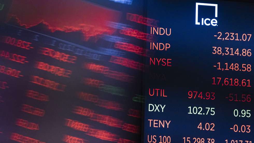 epa12010443 A screen showing the Dow Jones Industrial Average at the end of the trading day on the floor of the New York Stock Exchange in New York, New York, USA, on 04 April 2025. World financial markets are continuing to react to reciprocal tariffs that US President Donald Trump implemented this week and the Dow Jones industrial average lost 5.5% today.  EPA/JUSTIN LANE