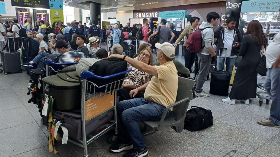 Viajantes esperam no Aeroporto Humberto Delgado pelo respetivo voo durante o "apagão" de eletricidade que afetou Portugal de Norte a Sul, Lisboa, 28 de abril de 2025.  Milhares de passageiros ficavam hoje presos no aeroporto de Lisboa, com muitos à espera de ligações adiadas sem data, por causa do corte geral de eletricidade no país. IMAGEM CAPTADA COM SMARTPHONE/PAULO AGOSTINHO/LUSA