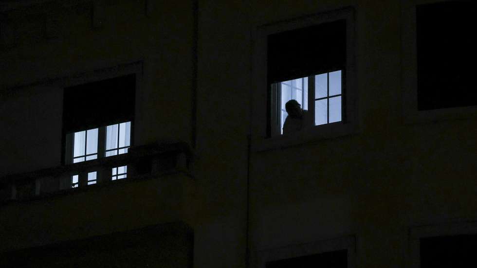 Um homem aguarda o restabelecimento da luz em Campo de Ourique, devido ao apagão que afeta Portugal de Norte a Sul e outros países europeus, em Lisboa, 28 de abril de 2025. O Governo criou um grupo de trabalho para acompanhar o apagão que afeta Portugal de Norte a Sul e outros países europeus e aponta que o problema “terá tido origem” fora de Portugal. ANTÓNIO PEDRO SANTOS/LUSA