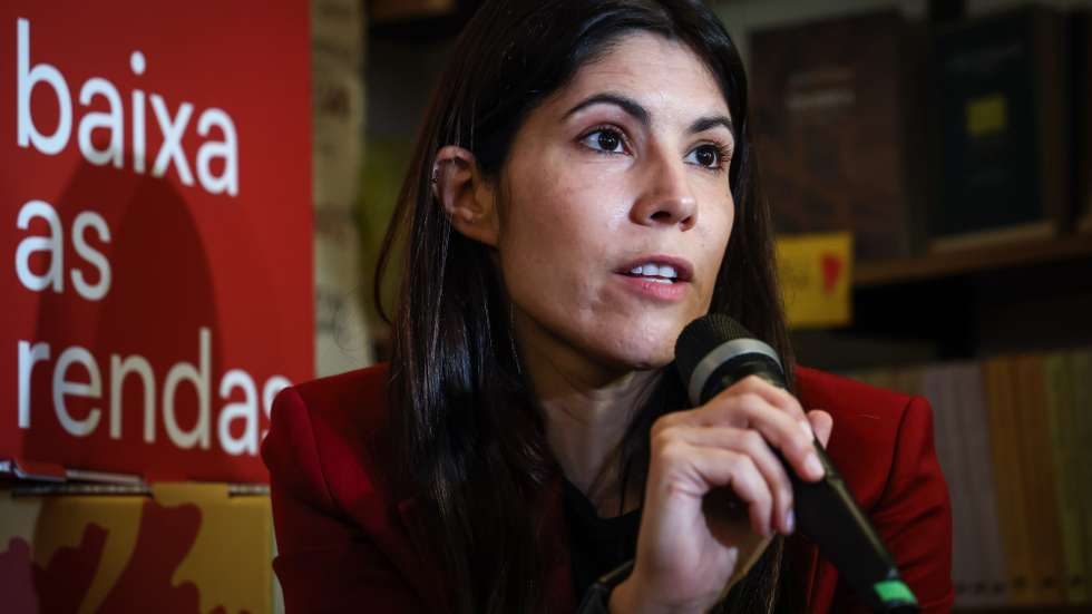 A coordenadora do Bloco de Esquerda (BE) Mariana Mortágua durante uma sessão de apresentação das prioridades eleitorais do Bloco de Esquerda, em Lisboa, 02 de Maio de 2025. RODRIGO ANTUNES/LUSA