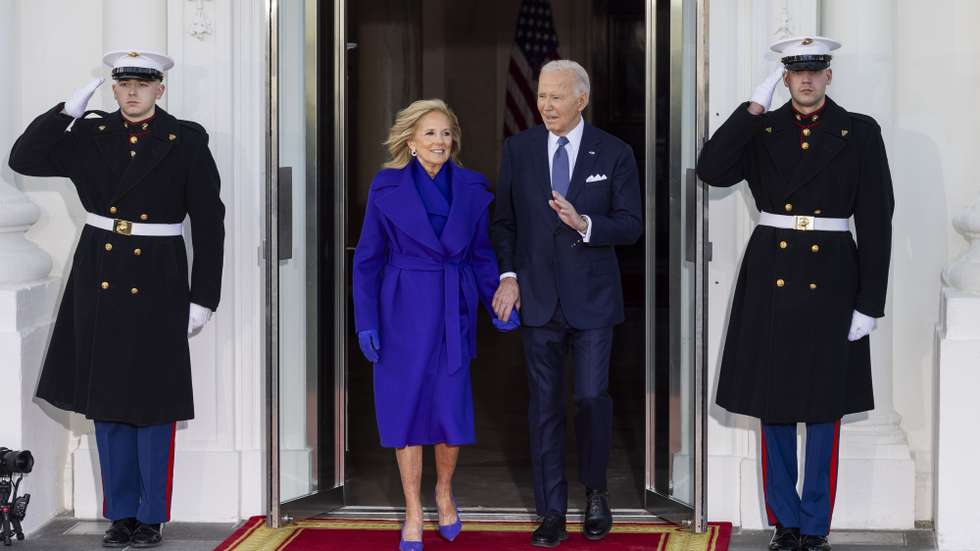 epaselect epa11838373 US President Joe Biden and First Lady Jill Biden prepare to welcome Vice President Kamala Harris and Second Gentleman Doug Emhoff to the North Portico of the White House on the morning of President-elect Donald Trump's inauguration in Washington, DC, USA, 20 January 2025. Trump, who defeated Harris to become the 47th president of the United States, is being sworn in on 20 January 2025, though the planned outdoor ceremonies and events have been canceled due to extreme cold temperatures.  EPA/JIM LO SCALZO