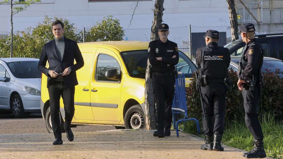 epa12053531 David Sanchez (L), the brother of Spanish Prime Minister Pedro Sanchez, arrives to testify in the case of his alleged irregular hiring as the head of the performing arts office within the provincial government of Badajoz, Extremadura, in Merida, Spain, 25 April 2025. David Sanchez, who resigned from the post in February, testified for the second time in three months after facing two new charges: alleged embezzlement and influence peddling related to his appointment.  EPA/JERO MORALES ATTENTION EDITORS: FACE PIXELATED AT SOURCE IN ACCORDANCE WITH SPANISH LAW