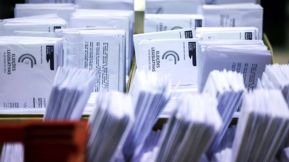Envelopes contendo os votos dos emigrantes portugueses, no último dia da contagem dos votos pela Comissão Nacional de Eleições (CNE), que decidirão qual o segundo partido mais votado nas últimas eleições legislativas em Portugal, na Feira Internacional de Lisboa (FIL), em Lisboa, 28 de maio de 2025. JOSÉ SENA GOULÃO/LUSA