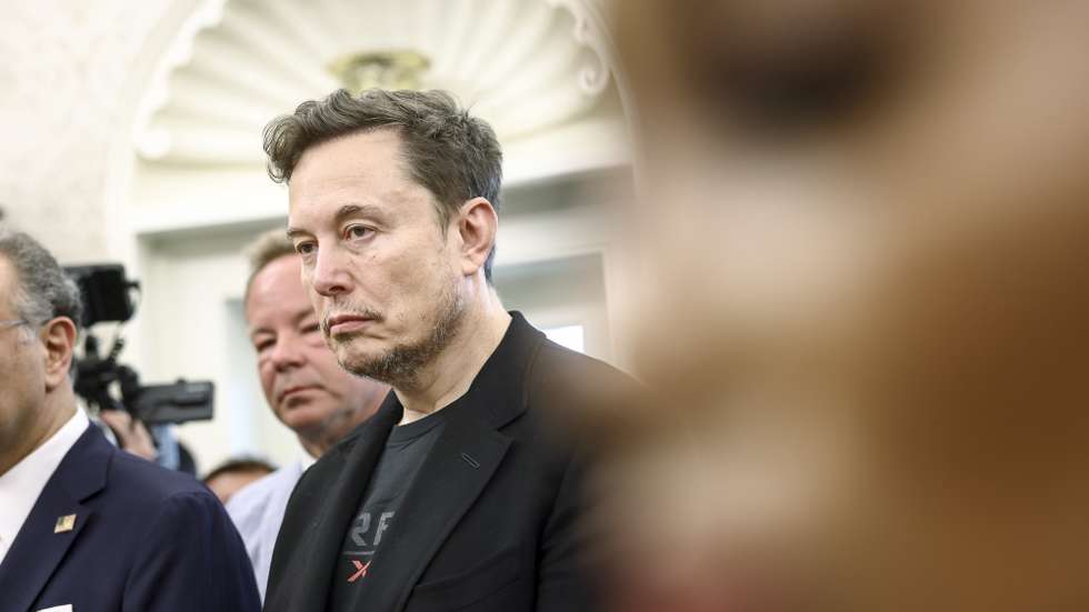 epaselect epa12123481 Businessman Elon Musk (R) listens as US President Donald Trump meets with South Africa’s President Cyril Ramaphosa in the Oval Office of the White House in Washington, DC, USA, 21 May 2025. Ramaphosa’s visit comes one week after Trump claimed there is an on-going genocide in South Africa and granted refugee status to 59 Afrikaners.  EPA/JIM LO SCALZO
