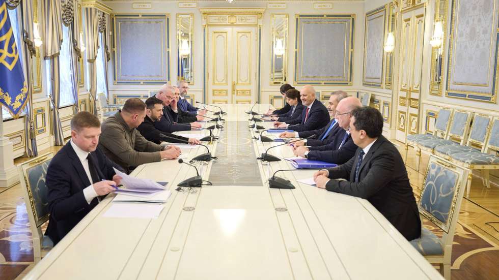 epa12145438 A handout photo made available by the Ukrainian Presidential Press Service shows Ukraine's President Volodymyr Zelensky (3-L) and Turkey's Foreign Minister Hakan Fidan (3-R) during a meeting in Kyiv, Ukraine, 30 May 2025. The Turkish foreign minister arrived in Ukraine to meet with senior Ukrainian officials amid the ongoing Russian invasion.  EPA/UKRAINIAN PRESIDENTIAL PRESS SERVICE HANDOUT -- MANDATORY CREDIT: UKRAINIAN PRESIDENTIAL PRESS SERVICE -- HANDOUT EDITORIAL USE ONLY/NO SALES
