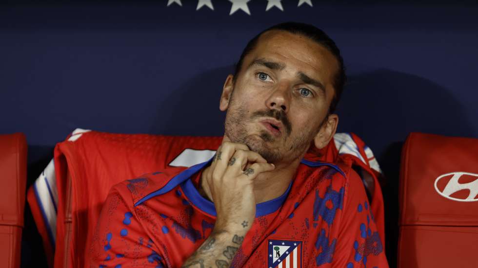 epa12052703 Atletico Madrid's Antoine Griezmann looks on as he sits on the bench during the Spanish LaLiga soccer match between Atletico de Madrid and Rayo Vallecano, in Madrid, Spain, 24 April 2025.  EPA/Sergio Perez