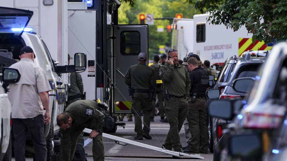 epa12150093 Law enforcement officers near the scene of an incident in Boulder, Colorado USA, 01 June 2025. Boulder police stated in a press conference that six members of the public have been injured in what the FBI has described as a 'targeted terror attack'.  EPA/REBECCA SLEZAK