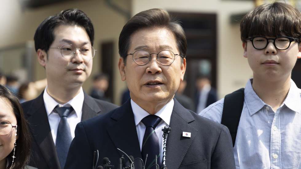 epa12142154 Lee Jae-myung (C) the presidential candidate of the Democratic Party, speaks during a press conference after casting his vote at a polling station in Seoul, South Korea, 29 May 2025. A two-day run of early voting in South Korea kicked off 29 May. The ballots cast by early voters, who may be busy or out of the country on election day, will be kept by South Korea's election watchdog until the vote counting officially begins after the 03 June polls.  EPA/JEON HEON-KYUN