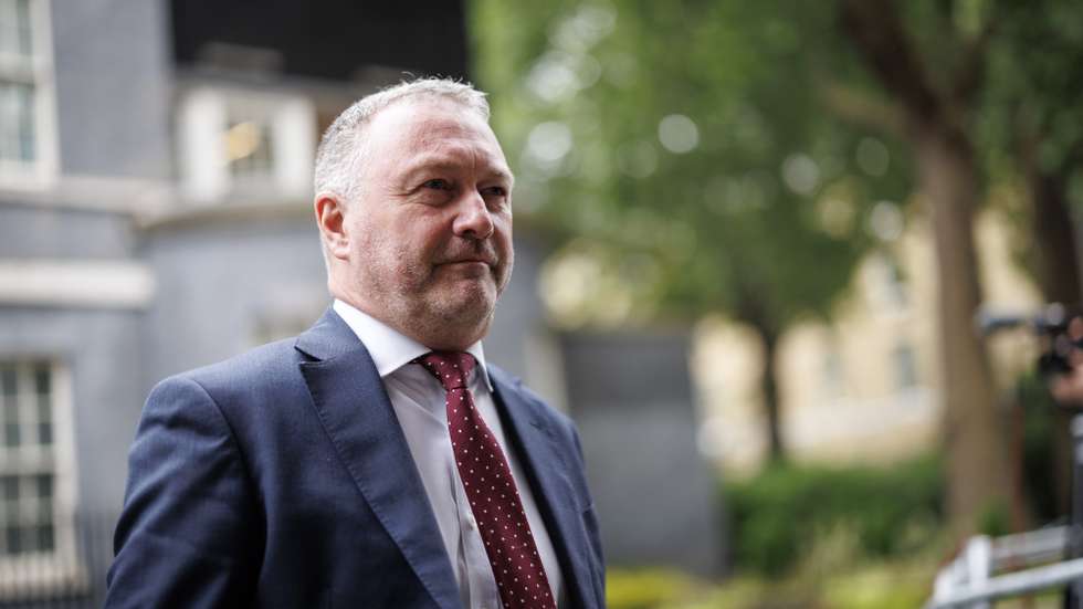 epa12152451 British Secretary of State for Environment, Food and Rural Affairs Steve Reed leaves 10 Downing Street following a cabinet meeting in London, Britain, 03 June 2025.  EPA/TOLGA AKMEN