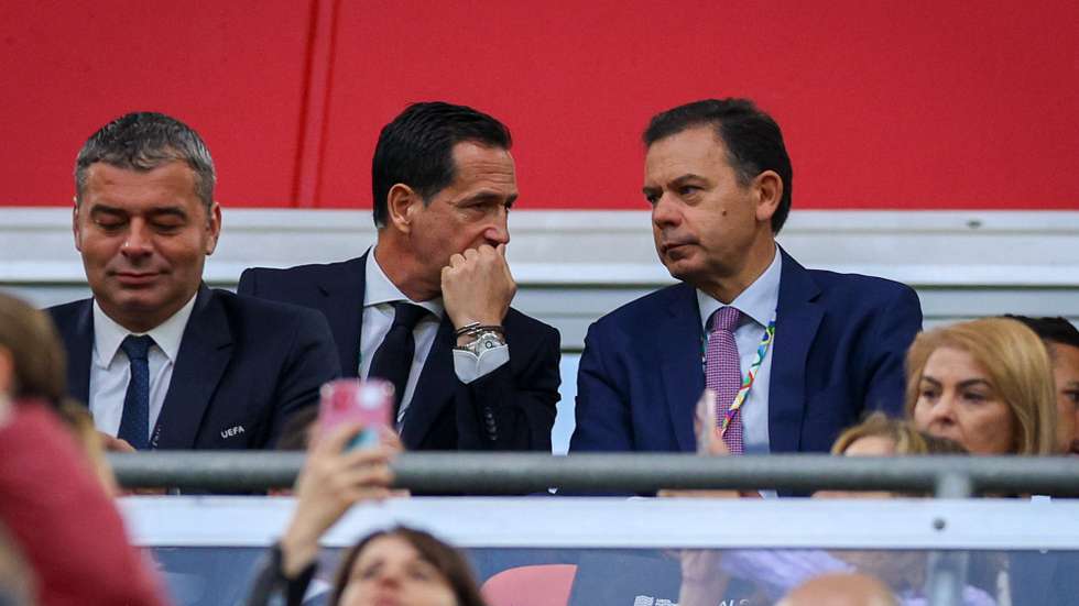 Portuguese Prime Minister Luis Montenegro (R) and President of the Portuguese Soccer Federation (FPF) Pedro Proença (C) during the UEFA Nations League final soccer match between Portugal and Spain held at Allianz Arena, in Munich, Germany, 08 June 2025. MIGUEL A. LOPES/LUSA