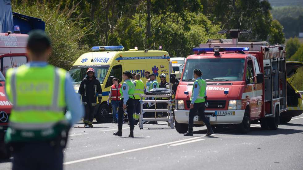 Elementos do INEM acompanhados por bombeiros e GNR no local do acidente que provocou vitimas mortais no IP6, em Peniche, 26 de abril de 2019. CARLOS BARROSO/LUSA