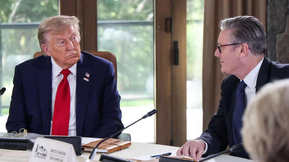 epa12179548 US President Donald Trump (L) and British Prime Minister Keir Starmer attend a working session during the Group of Seven (G7) Summit at the Pomeroy Kananaskis Mountain Lodge, in Kananaskis, Alberta, Canada, 16 June 2025.  EPA/LUDOVIC MARIN / POOL
