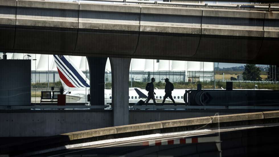 epa12212172 Passengers walk inside Roissy-Charles de Gaulle Airport during a French air traffic controllers' strike, in Roissy-en-France outside Paris, France, 03 July 2025. The French UNSA-ICNA union has called for a two-day strike on 03 and 04 July over working conditions, causing travel disruption.  EPA/YOAN VALAT