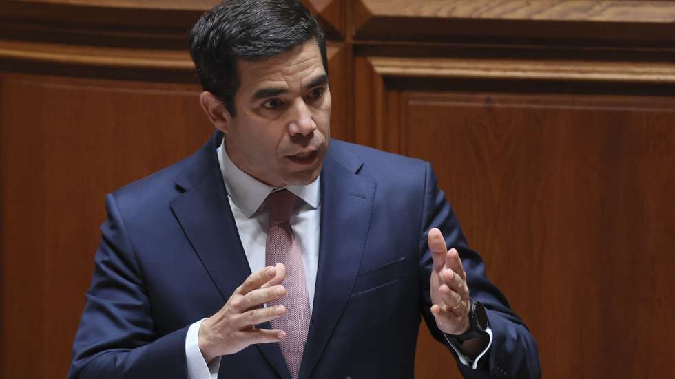 O ministro da Presidência, António Leitão Amaro, intervém no debate de urgência, requerido pelo Chega, sobre "o descontrolo na atribuição de nacionalidade e na necessidade de limitar o reagrupamento familiar", na Assembleia da República, em Lisboa, 25 de junho de 2025. MANUEL DE ALMEIDA/LUSA