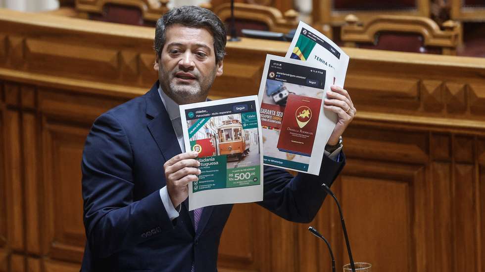 O presidente do Chega, André Ventura, intervém na sessão plenária sobre a Lei da Nacionalidade, no sentido de restringir a aquisição da nacionalidade portuguesa e assegurar a possibilidade da sua perda em determinados casos, na Assembleia da República, em Lisboa, 04 de julho de 2025. ANTÓNIO PEDRO SANTOS/LUSA