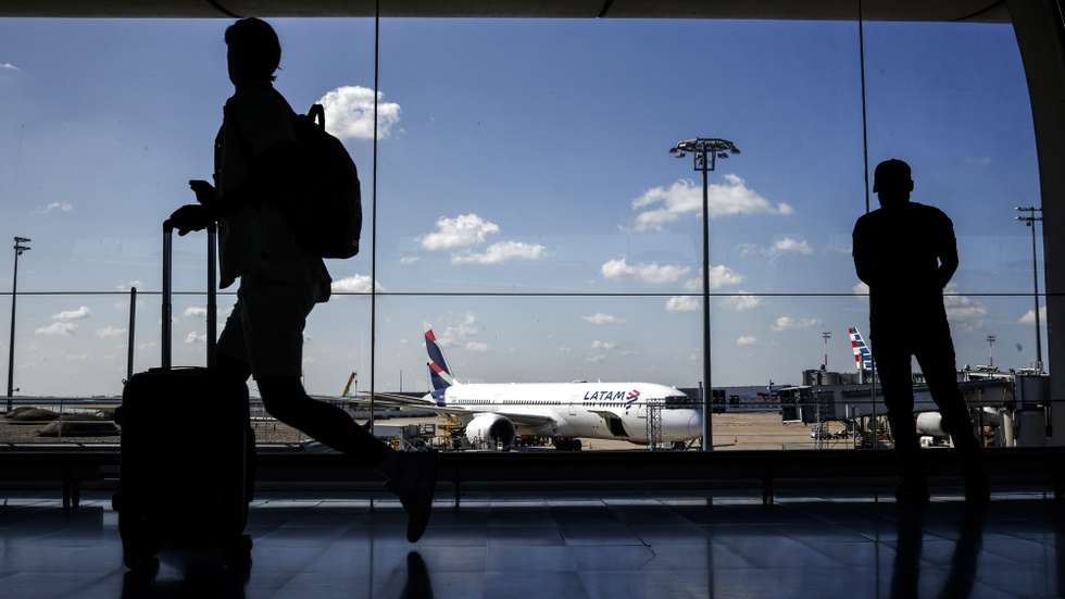 epa12212178 Passengers inside Roissy-Charles de Gaulle Airport during a French air traffic controllers' strike, in Roissy-en-France outside Paris, France, 03 July 2025. The French UNSA-ICNA union has called for a two-day strike on 03 and 04 July over working conditions, causing travel disruption.  EPA/YOAN VALAT