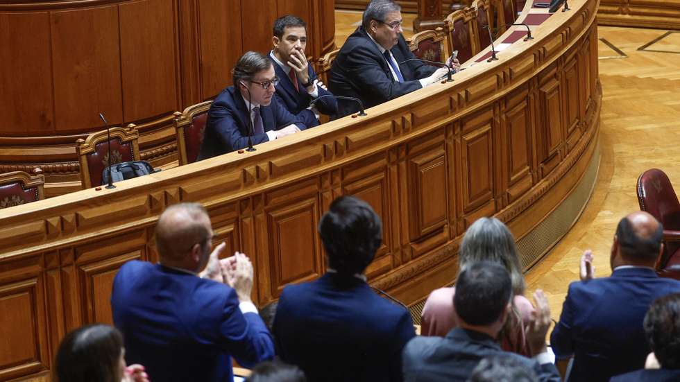 (E-D) O secretário de Estado Adjunto da Presidência e Imigração, Rui Armindo Freitas, o ministro da Presidência, António Leitão Amaro, e o ministro dos Assuntos Parlamentares, Carlos Abreu Amorim, participam na sessão plenária sobre a Lei da Nacionalidade, no sentido de restringir a aquisição da nacionalidade portuguesa e assegurar a possibilidade da sua perda em determinados casos, na Assembleia da República, em Lisboa, 04 de julho de 2025. ANTÓNIO PEDRO SANTOS/LUSA
