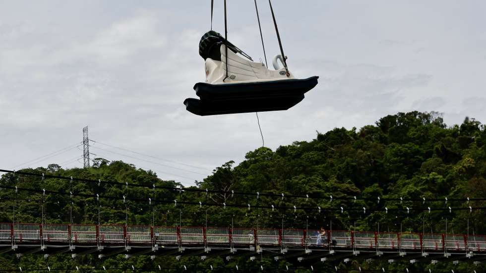 epa12219442 Taiwanese workers remove boats and platforms in anticipation of Typhoon Danas at the riverside in New Taipei City, Taiwan, 06 July 2025. Typhoon Danas is heading north-northeast, bringing strong winds and heavy rain to Taiwan. Early today, it was approximately 280 kilometers south of Penghu, with wind speeds reaching 101 kilometers per hour. Its outer bands are generating rainstorms, with some areas, such as Taitung, Pingtung, and Kaohsiung, experiencing severe rainfall.  EPA/RITCHIE B. TONGO