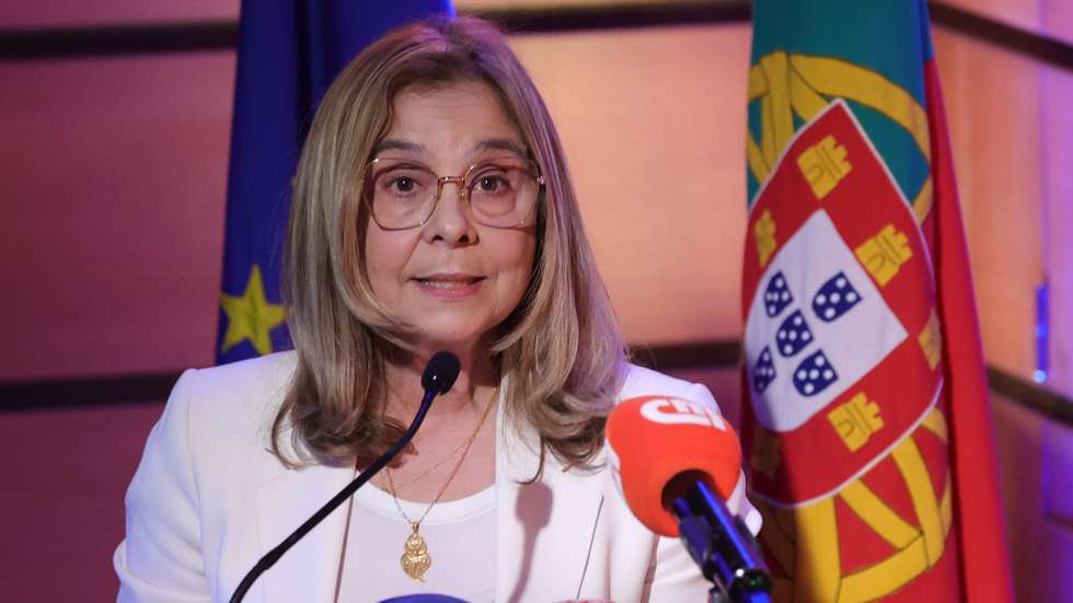 A ministra da Saúde, Ana Paula Martins, intervém durante a cerimónia de tomada de posse do reeleito bastonário da Ordem dos Médicos, Carlos Cortes (ausente da fotografia), em Lisboa, 26 de junho de 2025. MANUEL DE ALMEIDA/LUSA