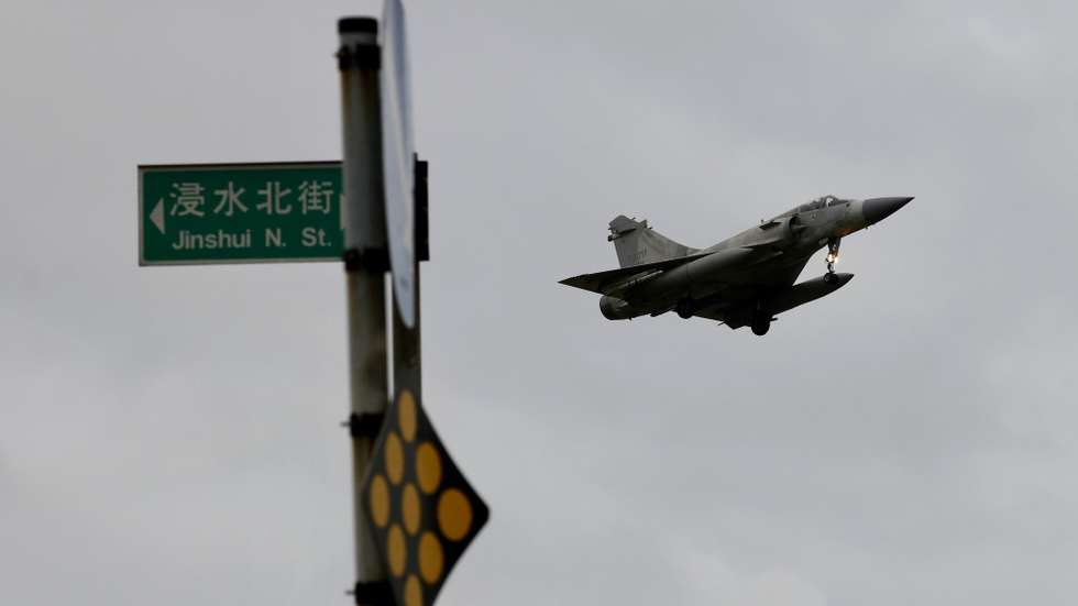 epa12002491 A Taiwan Air Force Mirage 2000 fighter jet approaches Hsinchu Airbase for landing, in Hsinchu, Taiwan, 01 April 2025. The Chinese People's Liberation Army conducted joint exercises around Taiwan, simulating air and land strikes as a warning to Taiwan's independence advocates, which Beijing views as a threat to national sovereignty.  EPA/RITCHIE B. TONGO