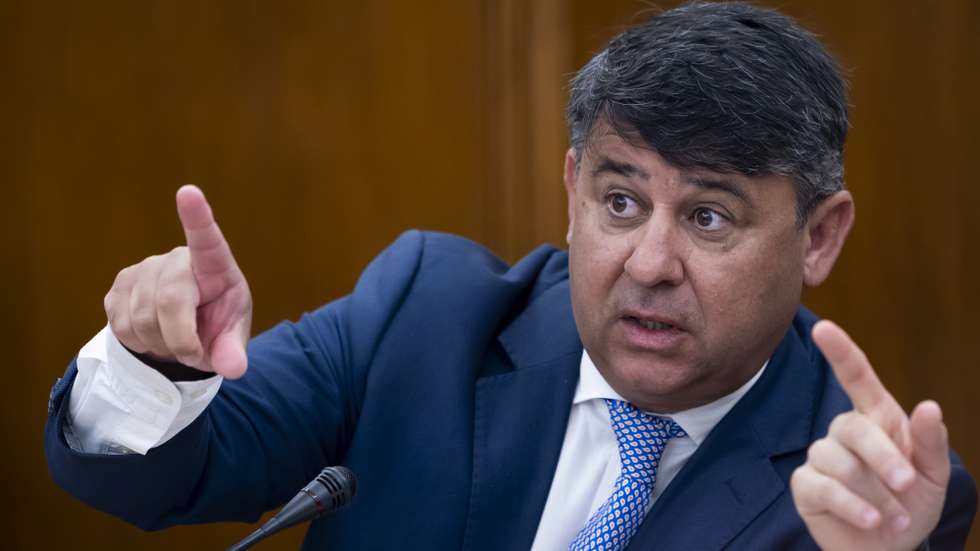 O presidente da Comissão Nacional de Acompanhamento do Plano de Recuperação e Resiliência, Pedro Dominguinhos, durante a sua audição na Comissão de Economia e Coesão Territorial «sobre o atraso na execução do Plano de Recuperação e Resiliência» e «sobre o ponto de situação da execução do Plano de Recuperação e Resiliência, os principais obstáculos identificados, as medidas de mitigação em curso e a capacidade de cumprimento dos objetivos e prazos definidos», na Assembleia da República, em Lisboa, 09 de julho de 2025. JOSÉ SENA GOULÃO/LUSA