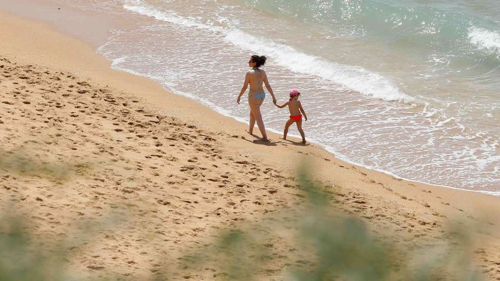 O bom tempo que se começa a sentir no Algarve atrai turistas para as praias do sotavento, praia dos pescadores, Albufeira, 30 de maio de 2025. LUÍS FORRA/LUSA