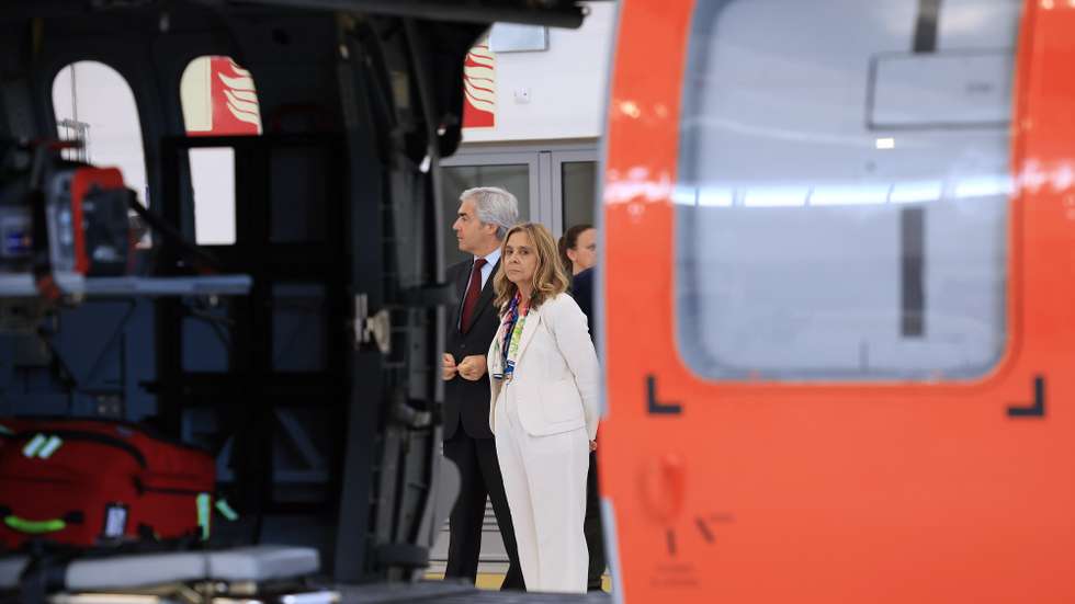 O ministro da Defesa Nacional, Nuno Melo (E), e a ministra da Saúde, Ana Paula Martins, durante a apresentação do helicóptero Black Hawk UH-60 capaz de operar em missões diurnas e noturnas, dotado de um "'kit' de última geração" para emergência médica, na Base Aérea n.º 8, em Ovar, 10 de Julho de 2025. ESTELA SILVA/LUSA