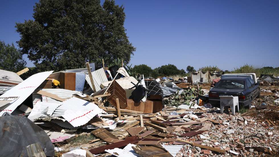 Destroços das habitações demolidas, durante o segundo dia da operação de demolição de habitações no bairro do Talude, uma ação da Câmara Municipal de Loures, em Loures, 15 de julho de 2025. O Tribunal Administrativo de Círculo de Lisboa decretou que a Câmara Municipal de Loures fica “impedida de executar o ato de demolição” de habitações no Bairro do Talude Militar, segundo um despacho de segunda-feira à noite consultado pela agência Lusa. RODRIGO ANTUNES/LUSA