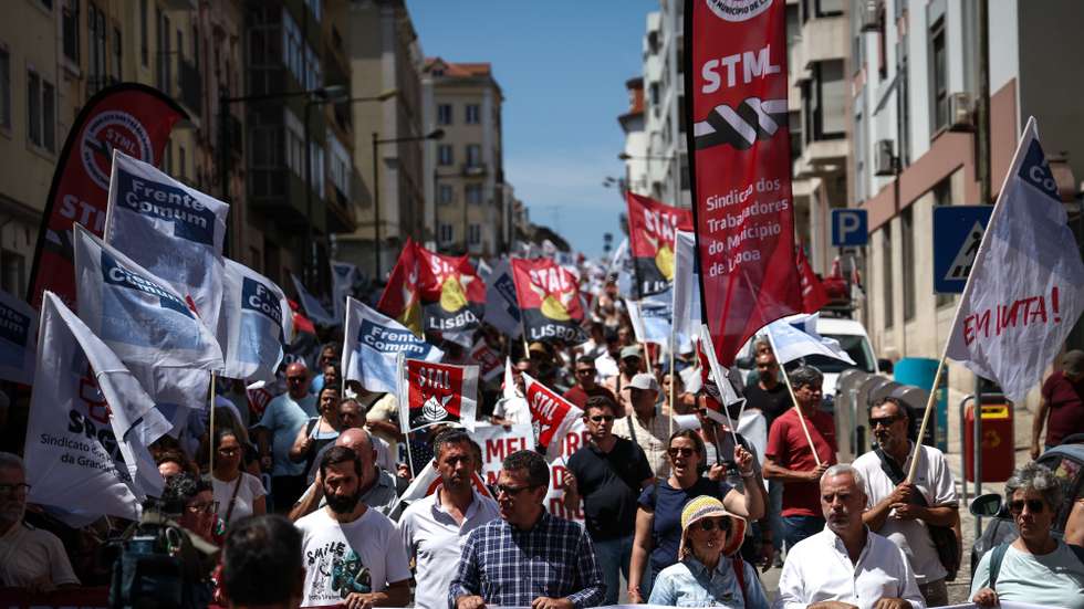 Marcha da Frente Comum dos Sindicatos da Administração Pública (FCSAP) "Serviços Públicos não são mercadoria!", do Largo da Estrela até ao Palácio de São Bento, em Lisboa, 17 de julho de 2025. RODRIGO ANTUNES/LUSA
