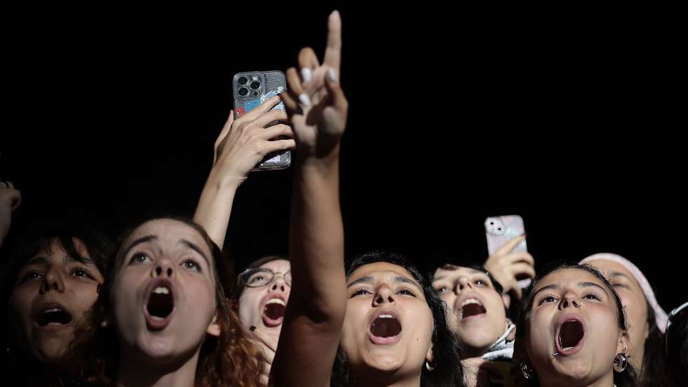 epaselect epa11490900 Festival goers react during the last day of Mares Vivas Festival 2024 in Vila Nova de Gaia, Portugal, 21 July 2024.  EPA/MANUEL FERNANDO ARAUJO