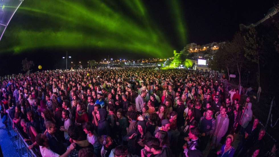 Centenas de pessoas assistem ao concerto da banda de Tuva, Yat-Kha da República da Federação Russa na Ásia Central, que mistura rock com música tradicional no último dia do Festival Músicas do Mundo, dia 25 de julho de 2015 em Sines.TIAGO CANHOTO/LUSA