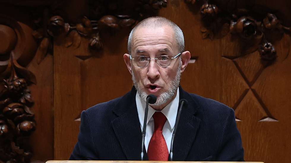 O deputado do Partido Comunista Português (PCP), Alfredo Maia, intervém no plenário sobre desagregação de freguesias, na Assembleia da República, em Lisboa, 17 de janeiro de 2025. MANUEL DE ALMEIDA/LUSA