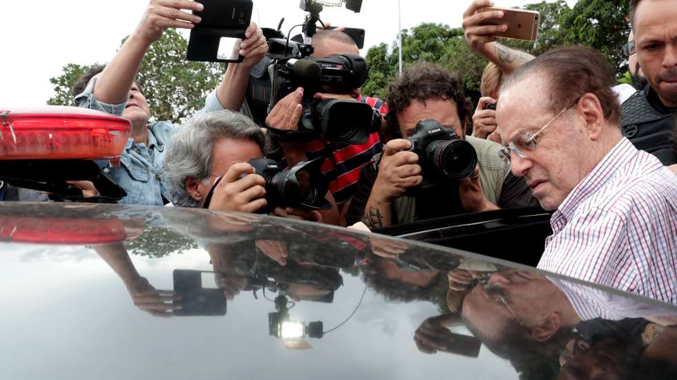 epa06403426 Deputy Paulo Maluf (R) leaves the Institute of Legal Medicine after a routine examination in Brasilia, Brazil, 22 December 2017. Maluf,  an 86 year old veteran politician who has served in almost all governments in Brazil since the military regime (1964-1985) and has been implicated in numerous scandals, presented himself on 20 December to serve his first conviction for corruption.  EPA/Fernando Bizerra Jr.