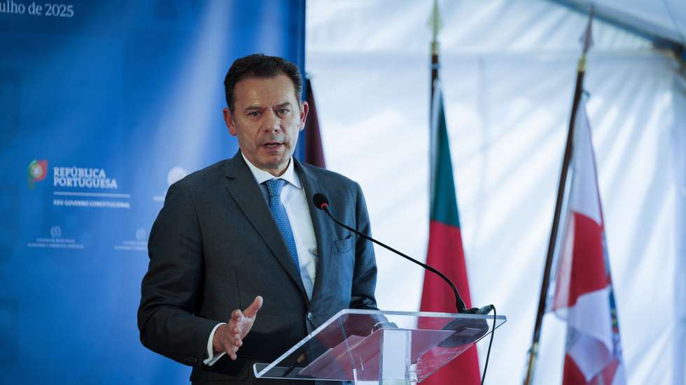 O primeiro-ministro, Luís Montenegro, intervém durante a inauguração do Centro de Relevância Alzheimer e Parkinson Portugal, na aldeia de Sanfins, em Valpaços, 31 de julho de 2025. Este projeto, desenvolvido pela Associação de Solidariedade Social São Pedro, reflete um compromisso com a inclusão e o cuidado integral, oferecendo um modelo de intervenção que combina inovação, ciência e humanismo. PEDRO SARMENTO COSTA/LUSA