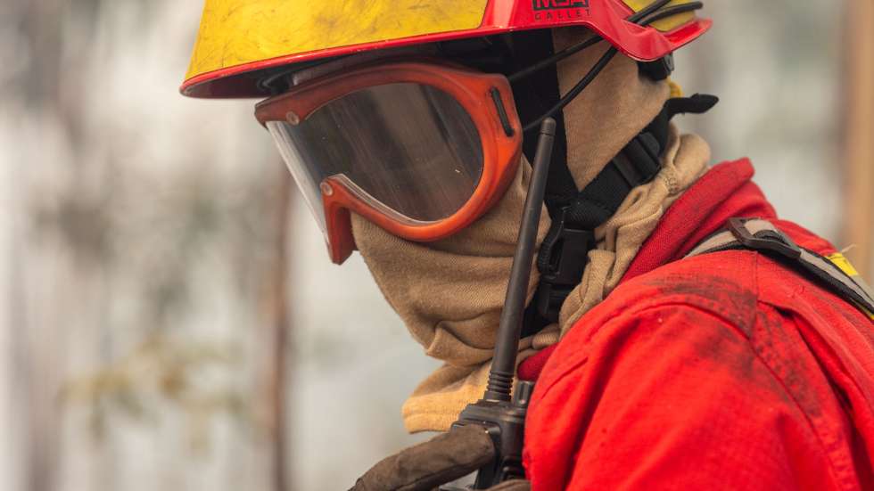 Um bombeiro combate um incêndio florestal em Melres, Gondomar, Porto, 30 de julho 2025. As povoações de Montezelo e Altocentro, em Melres, concelho de Gondomar, estão ameaçadas pelas chamas do incêndio que começou na terça-feira em Penafiel, revelou à Lusa fonte dos bombeiros de Melres e segundo o ‘site’ da Autoridade Nacional de Emergência e Proteção Civil (ANEPC), pelas 14:55 este incêndio no distrito do Porto estava a ser combatido por 178 operacionais, apoiados por 47 viaturas e três meios aéreos. DIOGO BAPTISTA/LUSA