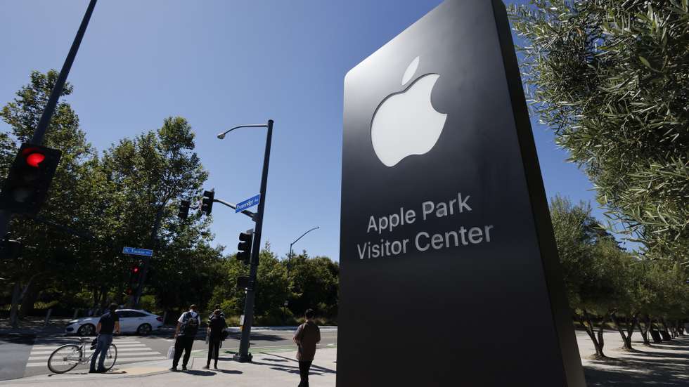 epa12271523 Signage for the Apple Park Visitor Center across the street from Apple Inc., headquarters in Cupertino, California, USA, 29 July 2025. Apple Inc., is scheduled to release its earnings report after the market closes on 31 July 2025.  EPA/JOHN G. MABANGLO