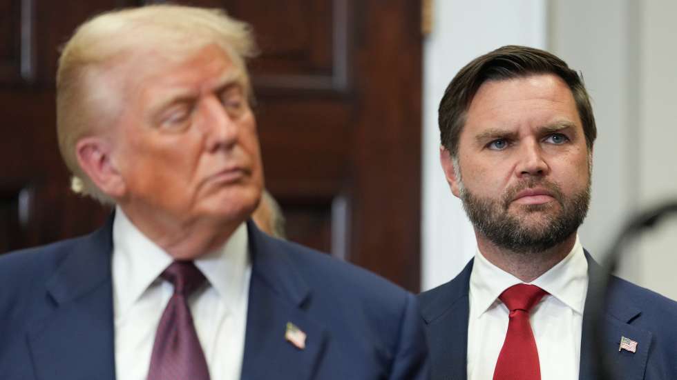 epa12275896 US Vice President JD Vance (R), and US President Donald Trump (L), look on during an executive order signing ceremony in the Roosevelt Room of the White House in Washington, DC, USA, 31 July 2025. The order will formally reestablish the Presidential Fitness Test, creating school-based programs that reward excellence in physical education.  EPA/ERIC LEE / POOL