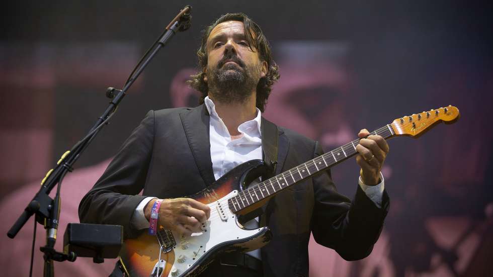 Portuguese singer of Quatro e Meia Miguel Araujo perrforms on stage on the second day of Mares Vivas music festival, in Vila Nova de Gaia, Portugal, 19 July 2025. The festival runs until 20th July. MANUEL FERNANDO ARAUJO/LUSA