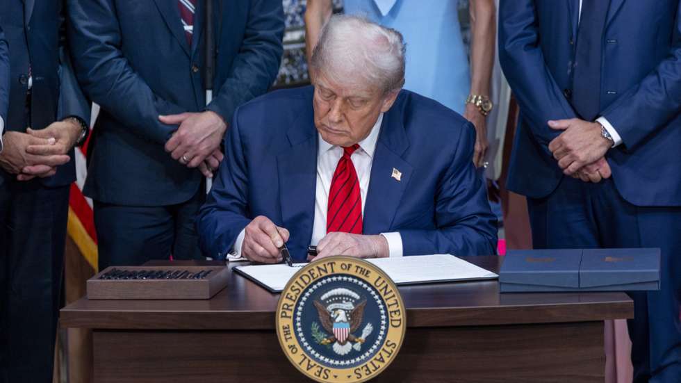epa12285257 US President Donald J. Trump signs an executive order to establish an Olympic task force at the White House in Washington, DC, USA 05 August 2025. President Trump established a 2028 Los Angeles Olympic Games task force to ensure the event is “safe, seamless and historically successful.”  EPA/SHAWN THEW