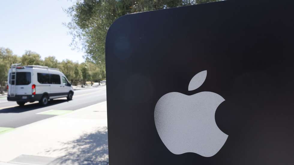 epa12271526 Apple logo at the Apple Park Visitor Center across the street from Apple Inc., headquarters in Cupertino, California, USA, 29 July 2025. Apple Inc., is scheduled to release its earnings report after the market closes on 31 July 2025.  EPA/JOHN G. MABANGLO