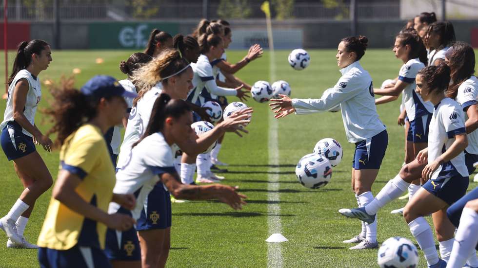 Jogadoras da seleção nacional feminina de futebol, durante o treino da equipa de preparação para os jogos com a Inglaterra e a Bélgica para a Liga das Nações, na Cidade do Futebol, em Oeiras, 27 de maio de 2025. JOSÉ SENA GOULÃO/LUSA