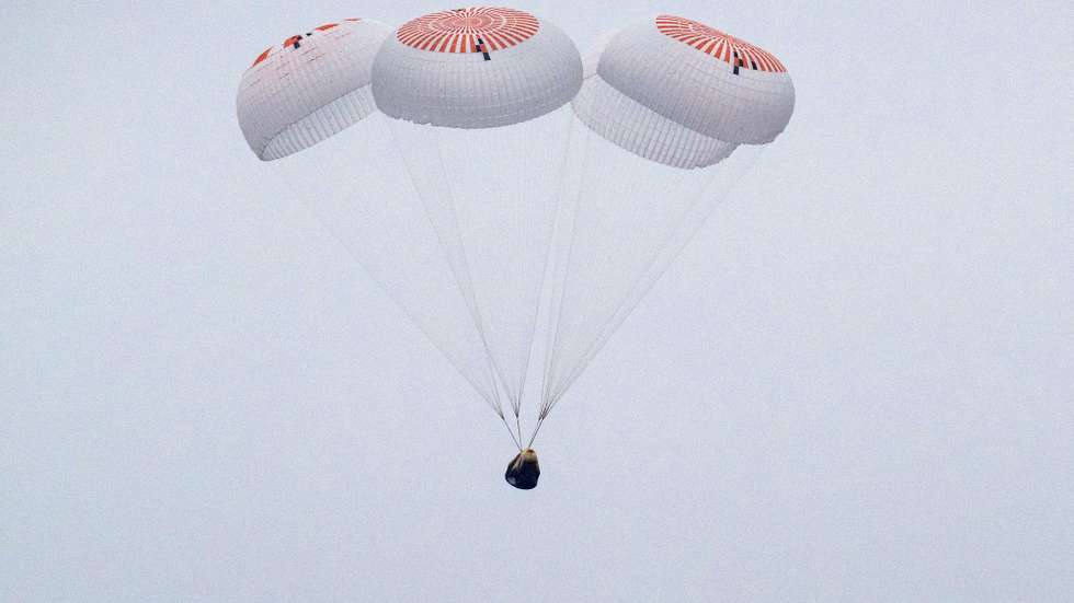 epa12291291 A handout photo made available by the NASA shows SpaceX Crew Dragon Endurance spacecraft is seen as it lands in the Pacific Ocean off the coast of San Diego, USA, 09 August 2025. NASA astronauts Anne McClain and Nichole Ayers, JAXA (Japan Aerospace Exploration Agency) astronaut Takuya Onishi, and Roscosmos cosmonaut Kirill Peskov aboard are returning after seven-months in space as part of Expedition 73 aboard the International Space Station.  EPA/NASA/Keegan Barber / HANDOUT MANDATORY CREDIT: (NASA/Keegan Barber) HANDOUT EDITORIAL USE ONLY/NO SALES