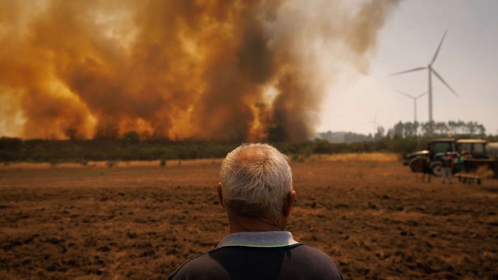 Um avião AirTractor faz a descarga no incêndio em  Alvite, Moimenta da Beira, 9 de Agosto de 2025. O incêndio em mato em Alvite, no concelho de Moimenta da Beira, no distrito de Viseu, continua ativo e, segundo os dados do portal da Autoridade Nacional e Proteção Civil, estão 376 homens no combate às chamas, com 105 veículos e nove meios aéreos. PEDRO SARMENTO COSTA/LUSA