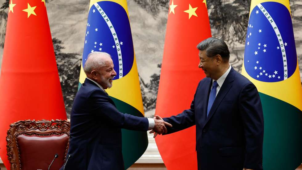 epa12096246 Chinese President Xi Jinping (R) shakes hands with Brazil's President Luiz Inacio Lula da Silva (L) after a signing ceremony and a joint press conference, at the Great Hall of the People in Beijing, China, 13 May 2025.  EPA/TINGSHU WANG / POOL
