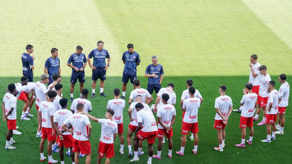 epa12285914 The team of Sporting Braga gathers during a training session in Braga, Portugal, 06 August 2025. Sporting de Braga will play against CFR Cluj in the UEFA Europa League third qualifying round, first leg soccer match on 07 August.  EPA/HUGO DELGADO