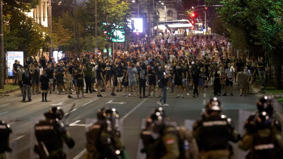 epaselect epa12303593 Protesters stand-off with riot police officers during an anti-government protest in Belgrade, Serbia, 15 August 2025. Violent clashes broke out in Serbia this week between anti-government protesters, supporters of the ruling SNS party, and police.  EPA/ANDREJ CUKIC